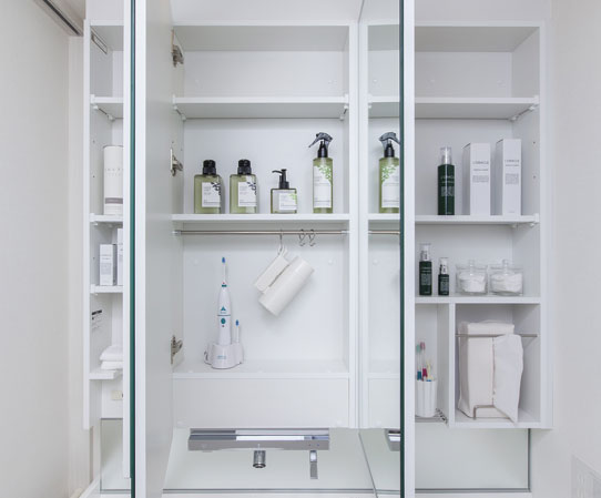 Bathing-wash room.  [Three-sided mirror housing] Adopt a three-sided mirror housed in vanity. Dryer and cosmetics, etc., Clean and fit is what you need, It is very convenient in everyday life.