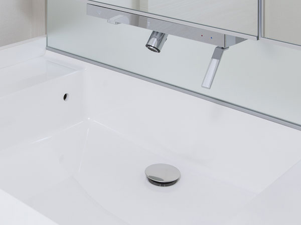 Bathing-wash room.  [Float line faucet (above the water discharge)] Water stain has to eliminate the rising of the faucet to be worried about. Since the water from the top out, It is used to not bend down, Also in tall vase, Pour a reasonably water.