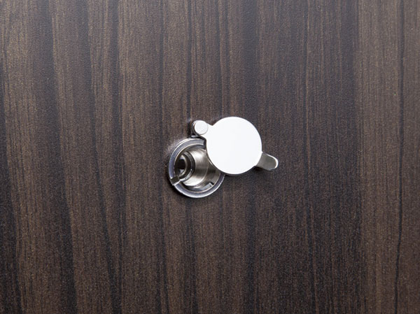 Security.  [Door scope cover] With prevent the dwelling unit is peeped, So that the interior of the light does not leak out through the door scope, The door scope has a cover. (Same specifications)