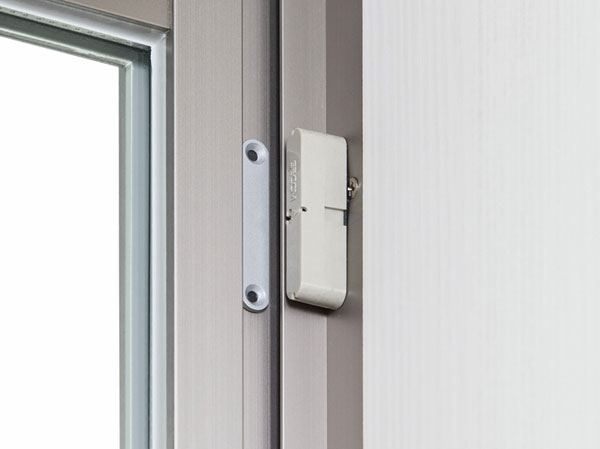 Security.  [Security sensors in the opening] Entrance of all dwelling units ・ Window (FIX <fixed> except for the glass) to set up a crime prevention sensor of Secom. When the security sensors of entrance doors and windows to sense at the time set, Dwelling unit within the intercom sounded, It will be automatically reported to the Secom control center. (Same specifications)
