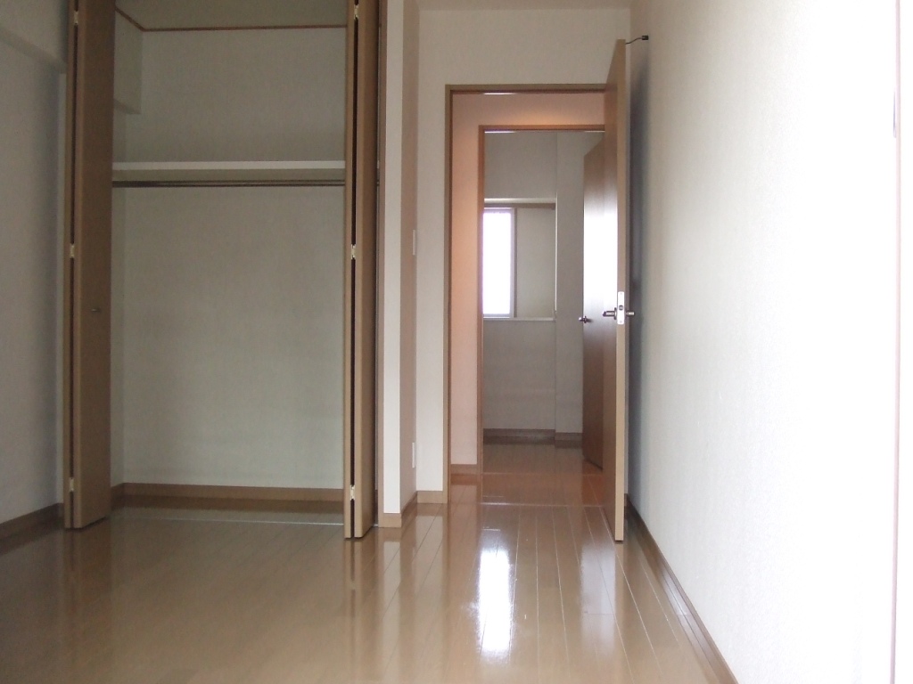 Living and room. The south side of the Western-style