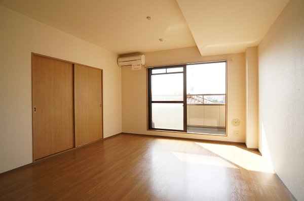 Living and room. Western-style 8 pledge!