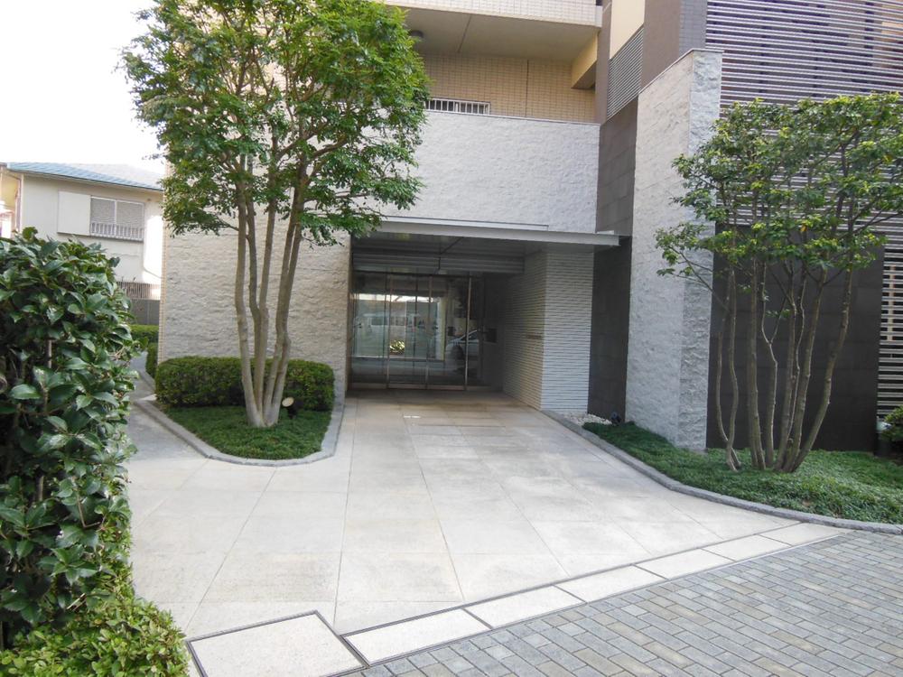 Entrance. Entrance approach that planting has been arranged