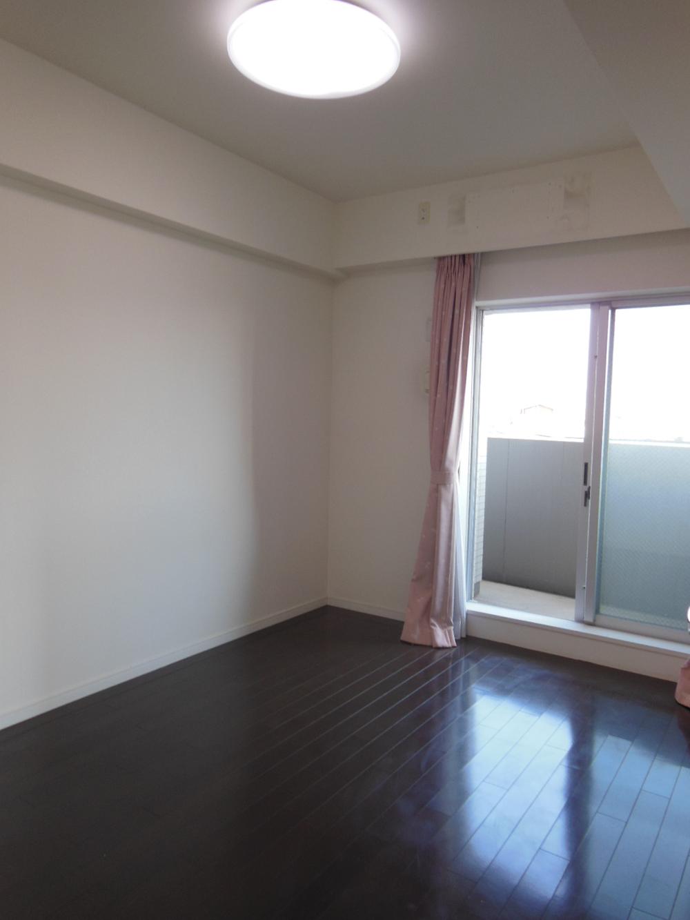 Non-living room. It is the east side of the Western-style.