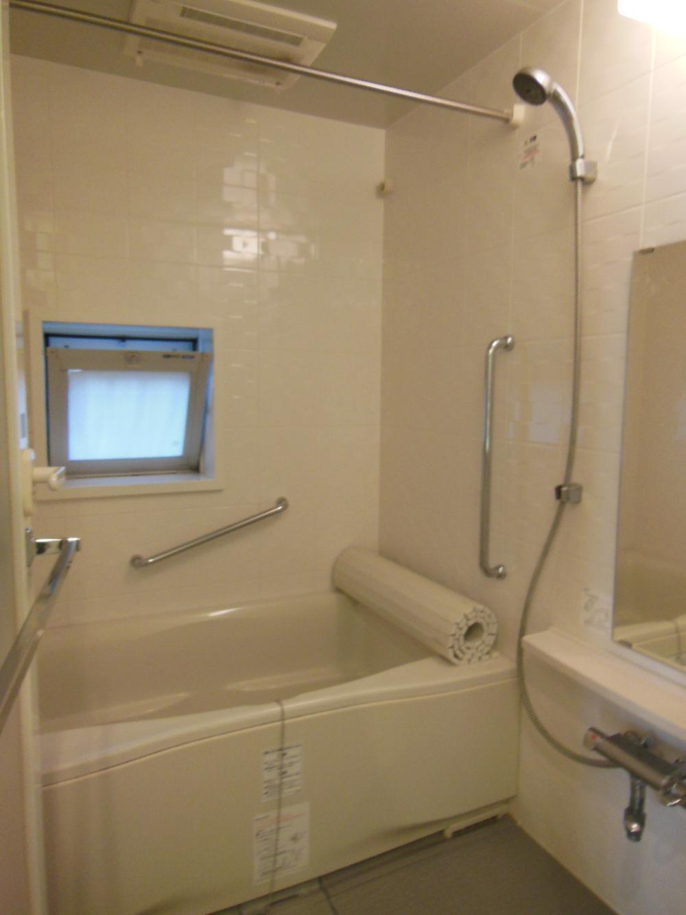 Bathroom. In bathroom, Small windows have been installed, which can ventilation. Also it comes with a bathroom dryer! (November 2013) Shooting