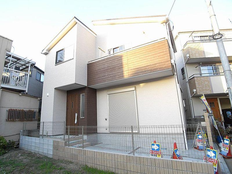 Local appearance photo. Residential home of fashionable appearance with a car space
