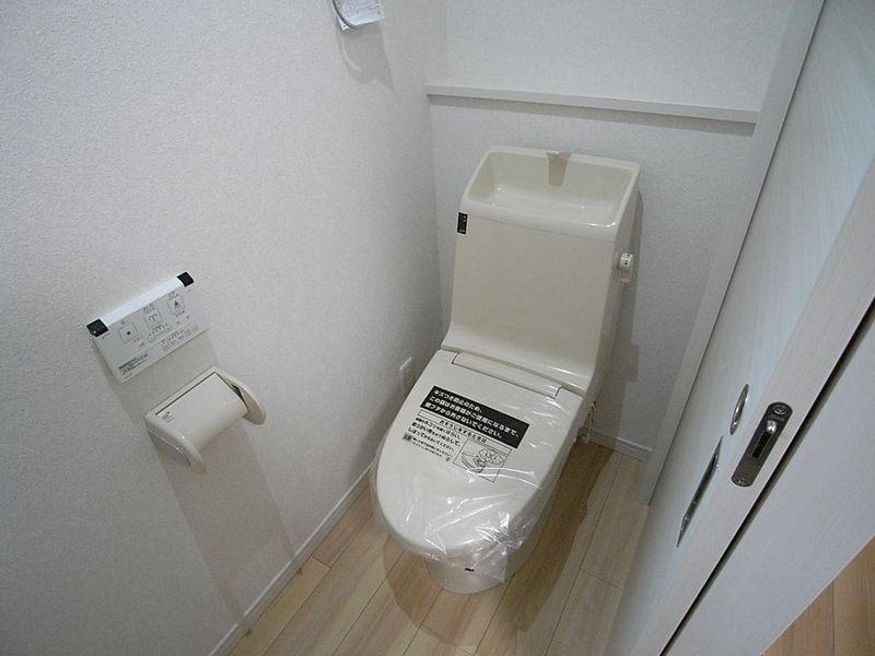 Toilet. 1 floor Washlet toilet