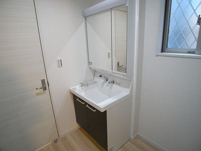 Wash basin, toilet. Independent wash basin