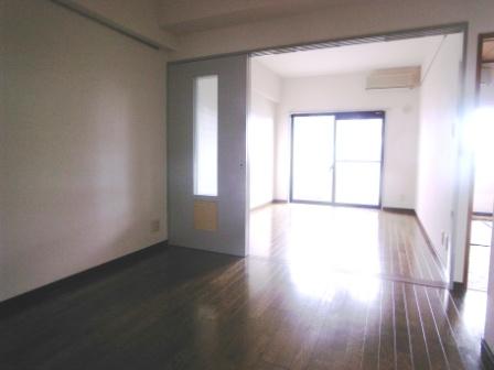 Living and room. It opened the dining and Western-style door to 2LDK specification