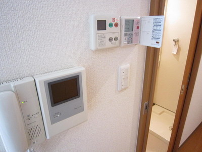 Security. TV monitor with auto-lock ・ Floor heating ・ Remote-controlled hot water supply equipment