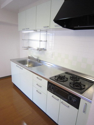 Kitchen. Spacious wide kitchen 3-neck gas stove ・ With grill