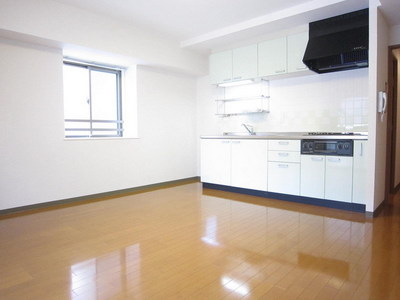 Living and room. South-facing living room Two-sided lighting With floor heating