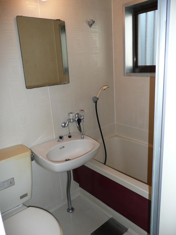 Bath. Three-point unit bus, With window