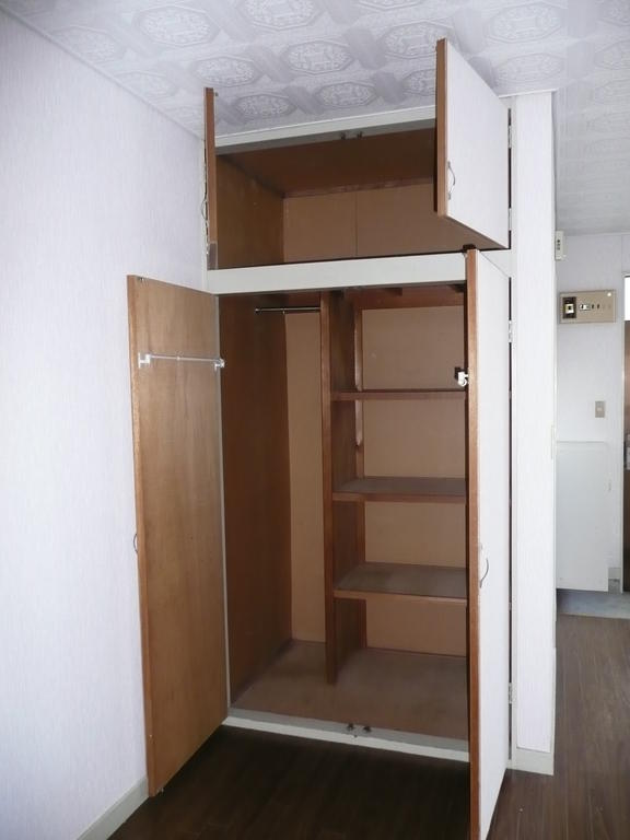 Receipt. Large closet