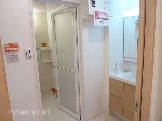 Wash basin, toilet.  [Washroom] Water around also renewed! Sanitary space with a cleanliness.