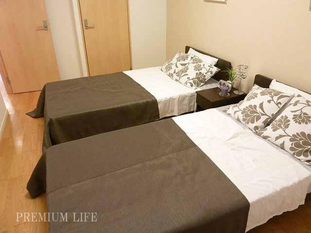 Non-living room.  [Western style room] Put clear some breadth two large beds.