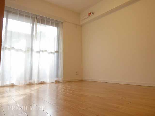 Non-living room.  [Western style room] Refreshing light and wind will wrap the room.