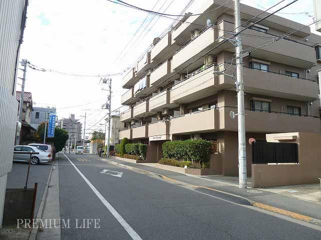 Local appearance photo. Total units 27 units, 5-storey Toei Shinjuku Line "Mizue" 8 minutes 1995 walk from the train station built, Paste auto lock & tile!