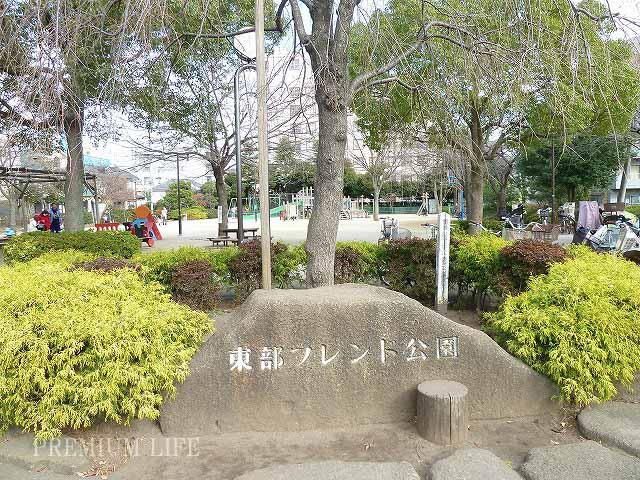 Streets around. It has echoed the voice of children who play vigorously in the nearby park, We see a lot of appearance of a family with children.