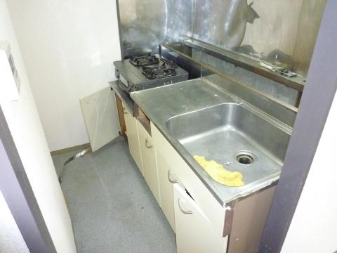 Kitchen. 2-neck is a gas stove can be installed.