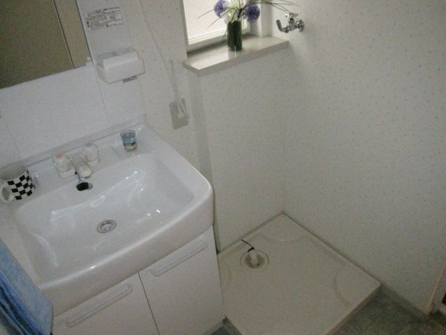 Washroom. It is a powder room full of cleanliness