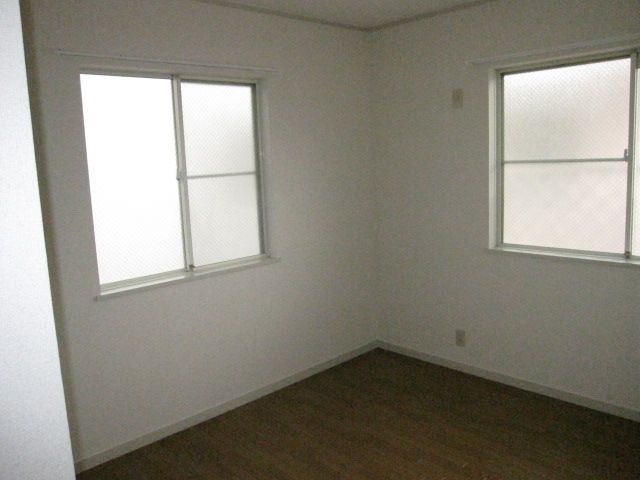 Living and room. 2 is a floor south-facing two-sided lighting