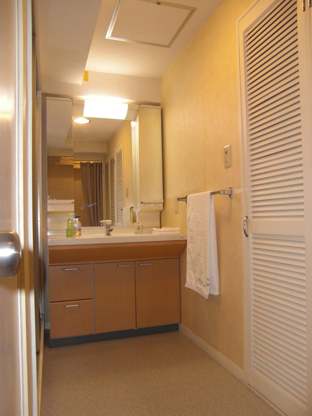 Wash basin, toilet. Indoor (10 May 2013) Shooting