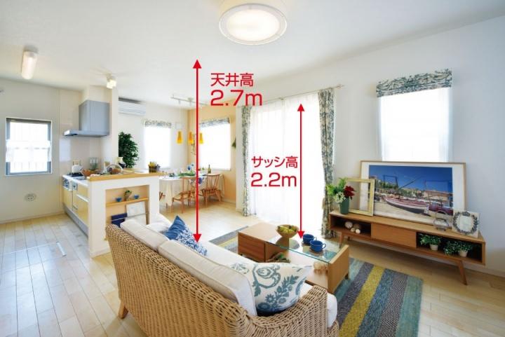 Living. Bright living room with ceiling height 2.7M