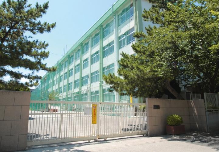 Junior high school.  [Minamikasai junior high school ... a 3-minute walk (200m)] 200m to