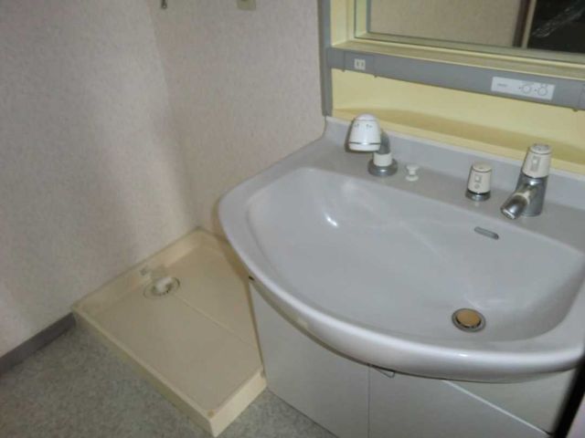 Washroom. Independent wash basin