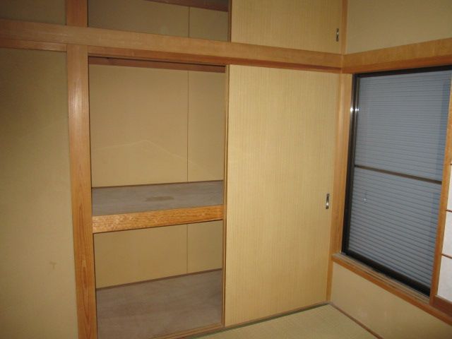 Receipt. Upper closet with storage