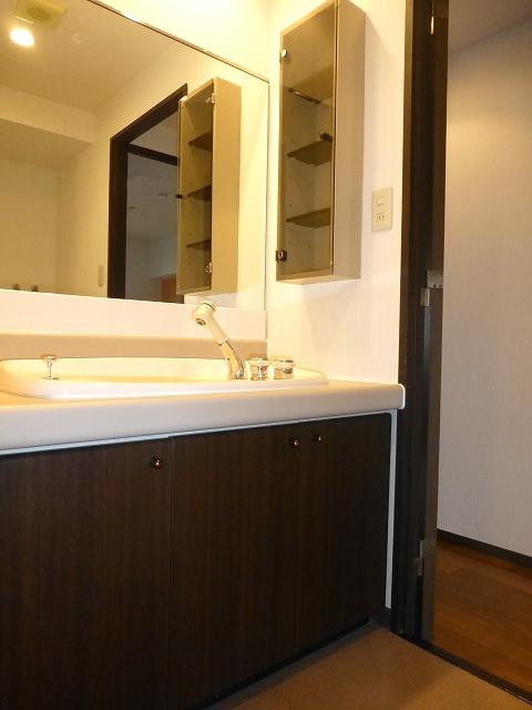 Wash basin, toilet. Wash basin