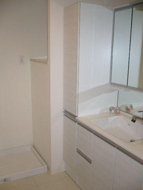 Wash basin, toilet. bathroom