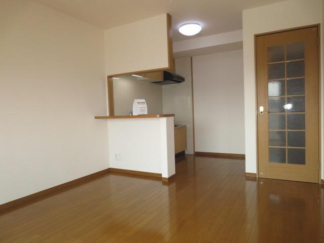 Living and room. It is with a counter in the kitchen next to