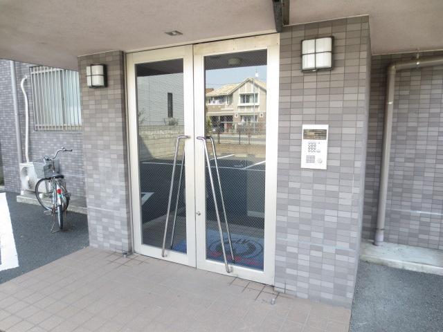 Entrance. Auto-lock with entrance