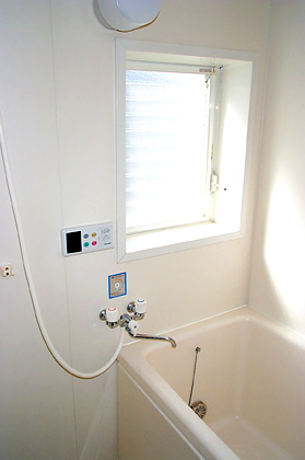 Bath. There is also a window in the add 焚式. 