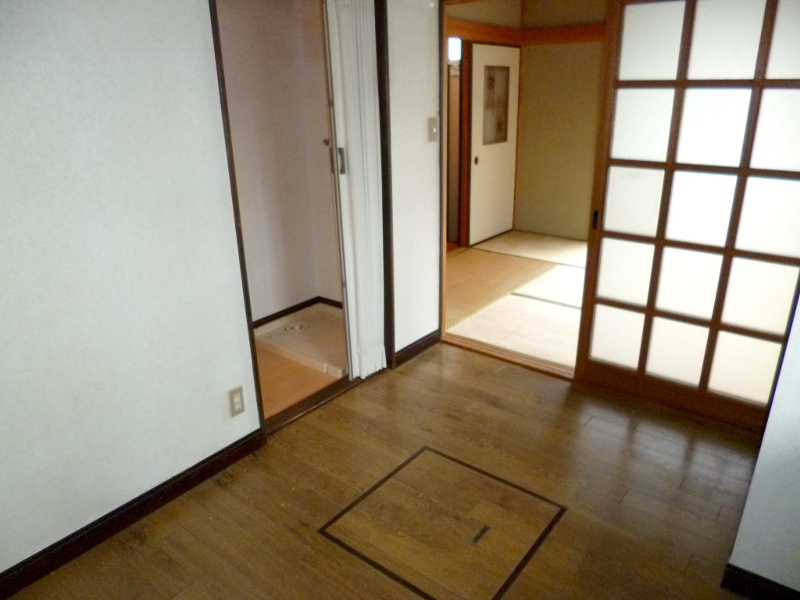 Kitchen. Japanese-style side from the kitchen