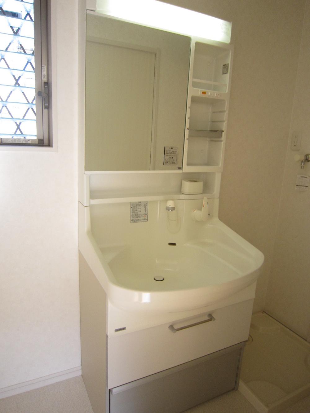 Wash basin, toilet. ■ Shampoo dresser washbasin!