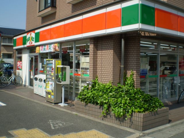 Convenience store. 520m until Thanksgiving (convenience store)