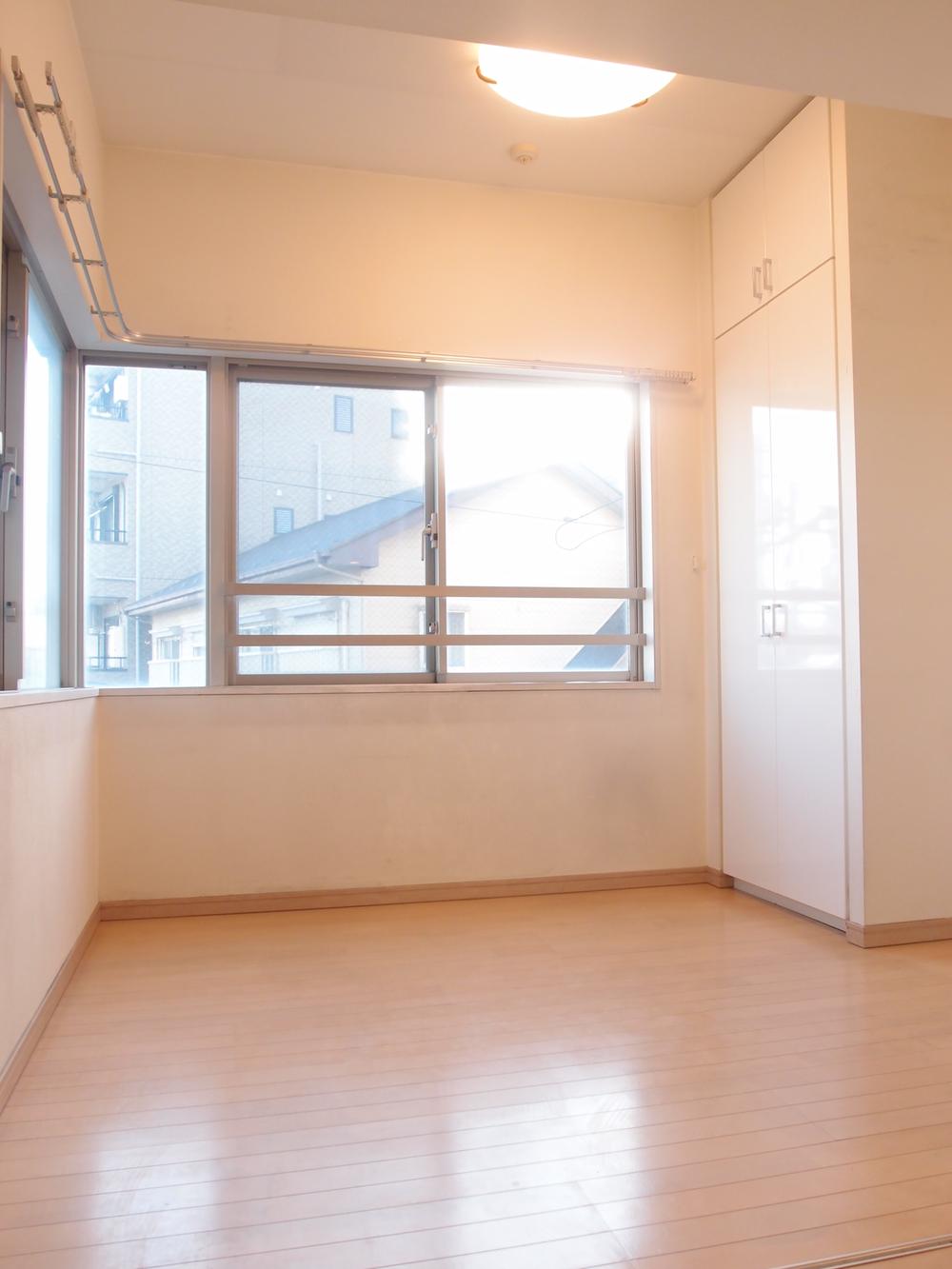 Non-living room. About 4.5 tatami of Western-style Two-sided lighting