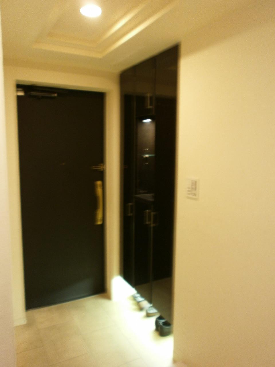 Entrance. Local (05 May 2013) Shooting