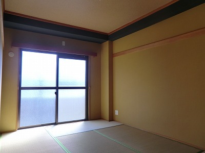 Balcony. Japanese-style room is also bright rooms