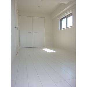 Living and room. Please use as a bedroom.