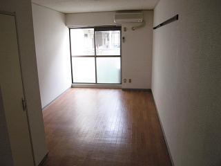 Other room space. It is very bright. 