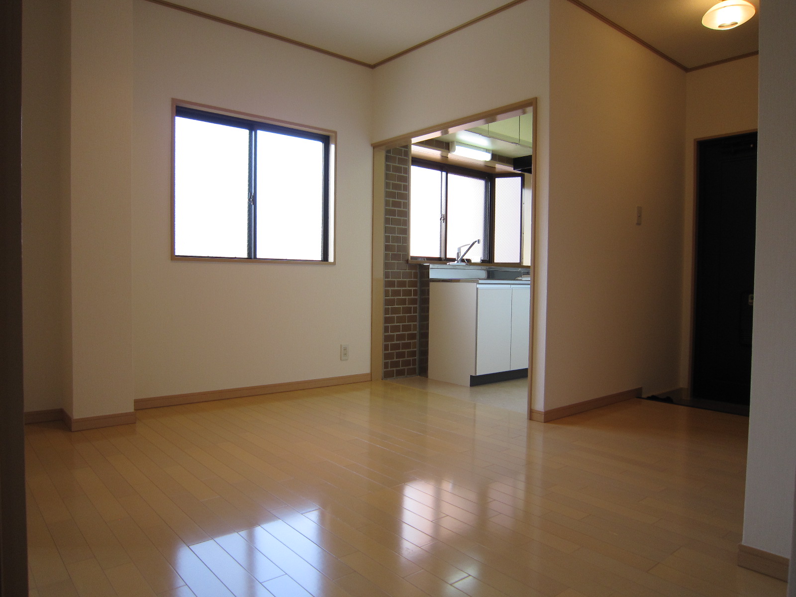 Other room space. Sunny! !