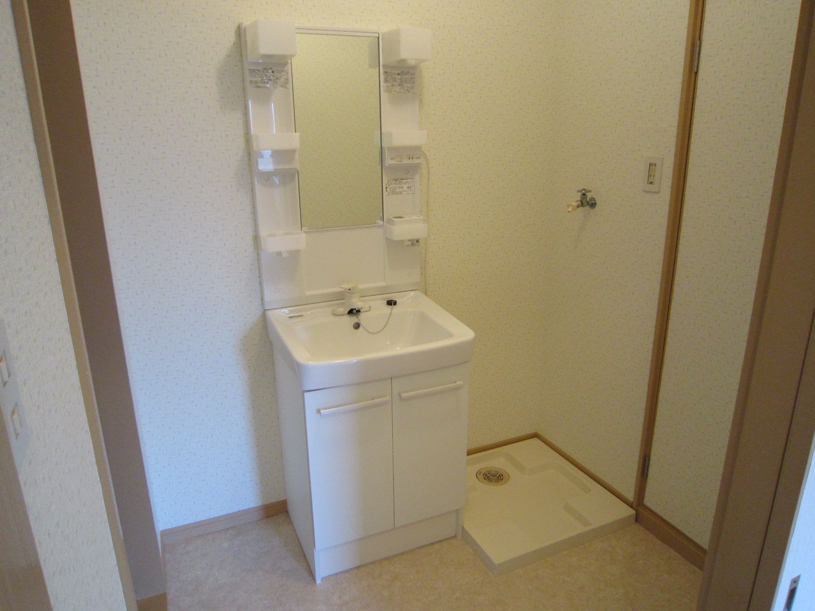 Washroom. Independent wash basin