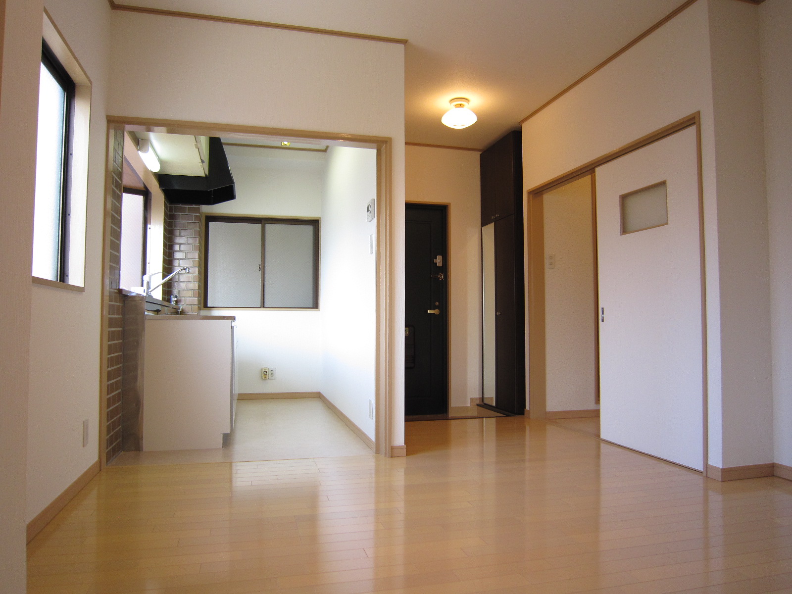 Living and room. It has been cleaned! ! It is beautiful! !