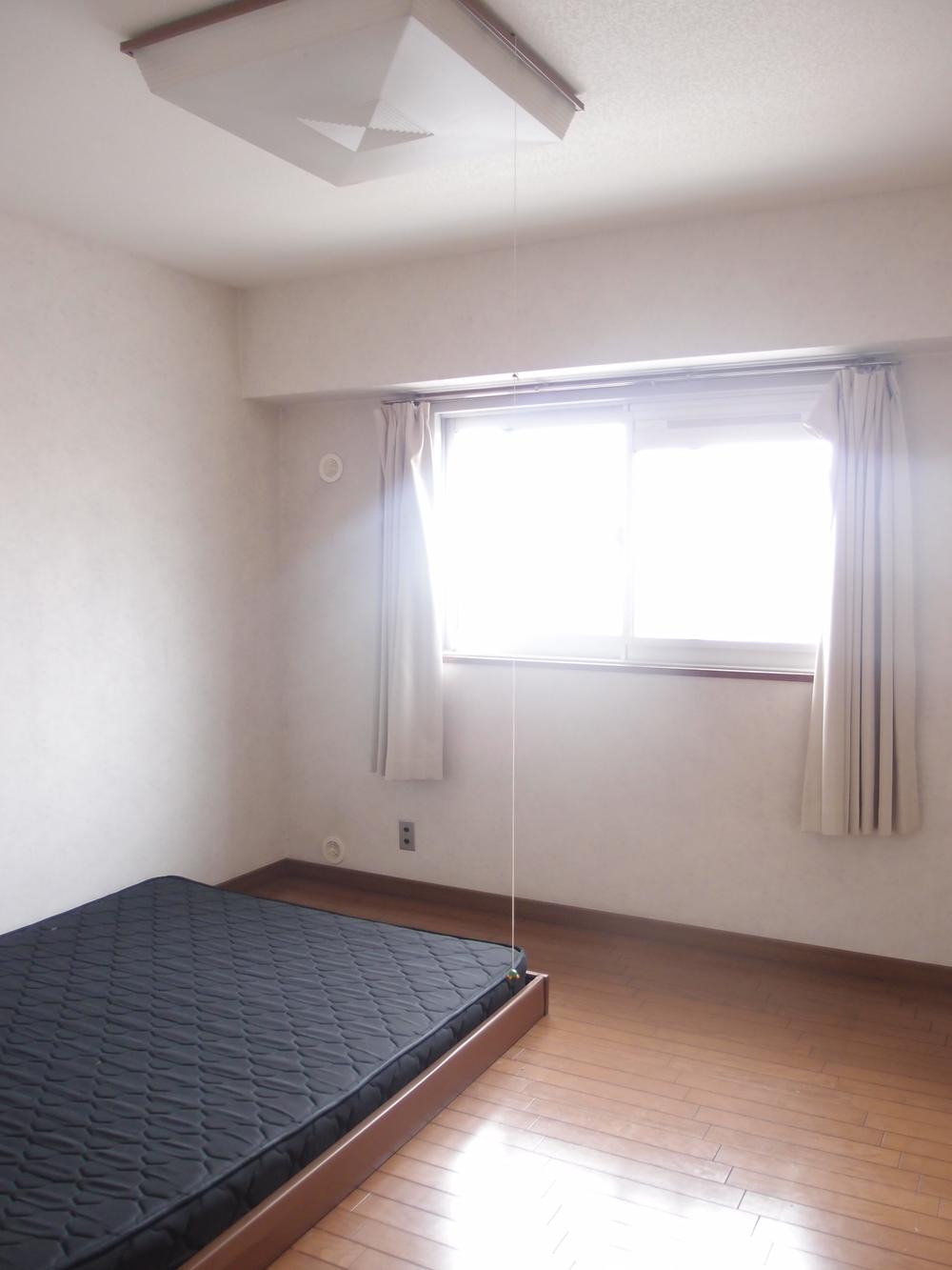 Non-living room. Balcony closer to Western-style