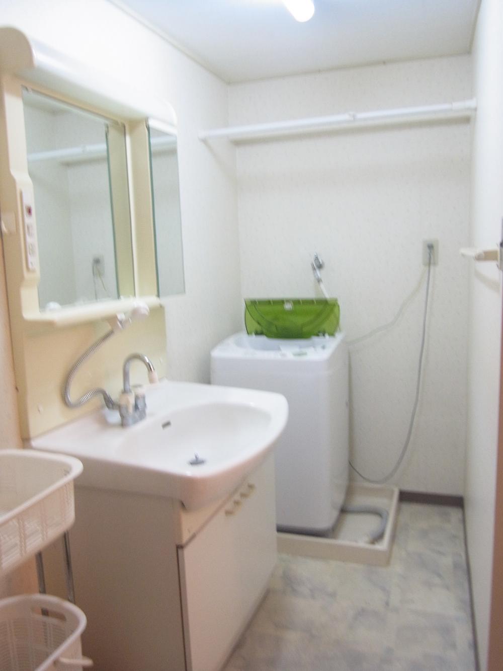 Wash basin, toilet. bathroom