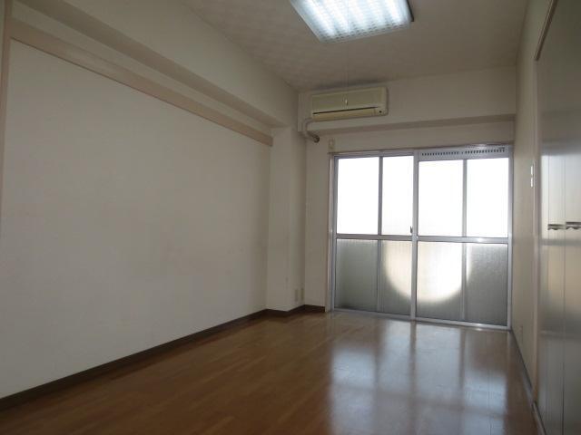 Living and room. Western-style 2